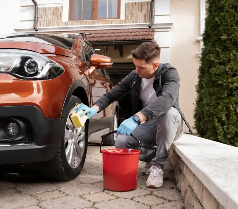 Lavage auto à domicile Saint-Étienne-de-Gourgas : professionnel intervenant sur un véhicule
